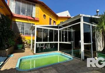 À venda no bairro vila ipiranga, esta belíssima casa combina conforto e elegância, destacando-se pela piscina e amplo jardim, ideais para momentos de lazer ao ar livre. &lt;br&gt;&lt;br&gt;com um layo