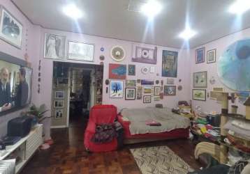 Vende apartamento térreo com 84m² úteis, living dois ambientes, 4 dormitórios transformado em 3 sendo um suíte, piso parquet, pátio.&lt;br&gt;&lt;br&gt;condomínio oferece: portaria 24 horas, elevadore