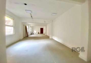 Coliseu vende conjunto com  90,12m², na região central, reformado, piso porcelanato, pronto para ser ocupado, banheiro.