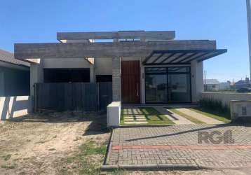 Casa geminada, em construção, à 200 metros do mar, com 85 m2.&lt;br&gt;são 3 dormitórios, 1 suíte e 2 banheiros para maior conforto de todos.&lt;br&gt;a qualidade dos materiais utilizados na construçã