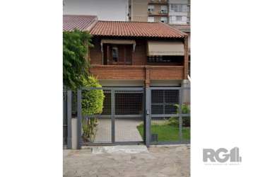 Esta encantadora casa em estilo sobrado é um verdadeiro achado para quem busca conforto e funcionalidade. com um design moderno e bem distribuído, a residência possui dois dormitórios concluídos, ofer