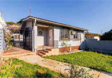 Bem-vindo à esta ampla casa, localizada em um bairro tranquilo e desejável. com três dormitórios espaçosos, um banheiro, sala de estar, sala de tv agradável e uma cozinha, esta casa é perfeita para ac