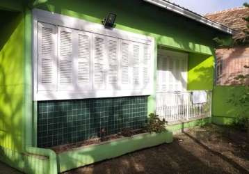 Casa com 4 dormitórios, sendo 2 na casa da frente e 2 na casa dos fundos. a casa da frente possui 2 dormitórios com sacada, banheiro, cozinha integrada com sala de estar e jantar, equipada com lareira