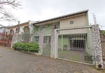 Ampla casa localizada no bairro partenon, composta por 5 suítes sendo uma master com lareira, hidromassagem e closet, living principal para três ambientes, jardim de inverno, lavabo, sala de jantar in