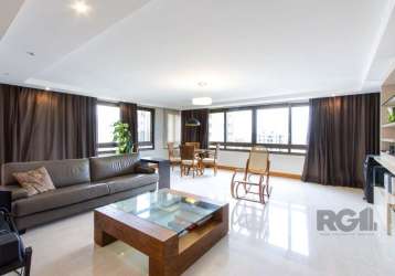 Lindo apartamento com 232,02 m2  privativos, e tres vagas cobertas e escrituradas, sendo um box  duplo e outro simples, no subsolo. .&lt;br&gt;amplo living com lareira a gás, gabinete, cozinha, churra