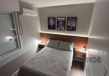 Apartamento 1 dormitório completamente renovado, finamente mobiliado e decorado, para que você viva uma experiência muito agradável! de frente para a praça, com uma vista linda do quarto, bem iluminad