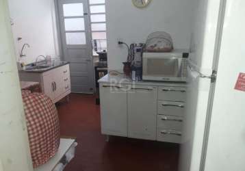 Excelente apartamento térreo no bairro petrópolis. living para dois ambientes, dois dormitórios amplos, cozinha com área de serviço separada e banheiro social. conta com uma vaga de garagem, fixa, por