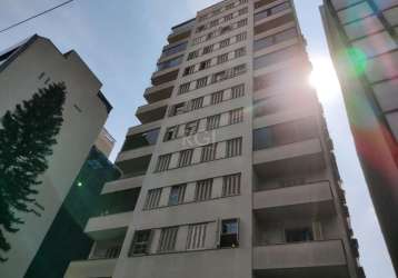 Coliseu vende apartamento semimobiliado de frente, 3 dormitórios sendo um com sacada, living dois ambientes  na região central, banheiro, lavabo, cozinha ,dependência completa. 1 vaga de garagem.&lt;b