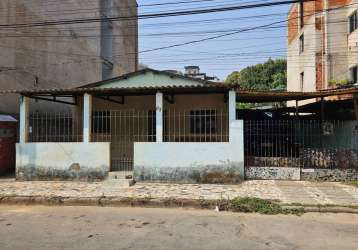 Lote com casa antiga, plano boa localização.