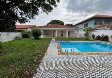 Casa com lote inteiro disponível para venda!