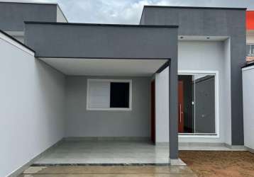 Casa moderna com 2 dormitórios e 1 suíte