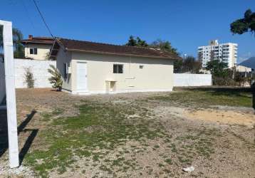 Casa comercial no centro de palhoça