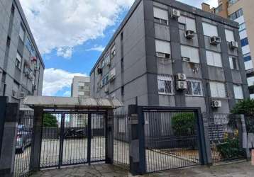 Apartamento com 2 quartos para alugar na rua doutor dário de bittencourt, 85, jardim europa, porto alegre por r$ 1.600