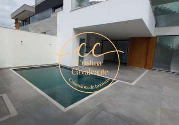 Impecável residência no recreio dos bandeirantes! casa triplex com 4 suítes, 310m², 2 vagas, piscina e sótão. confira!