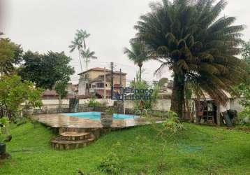 São duas casas com piscina no mesmo terreno, com piscina e churrasqueira