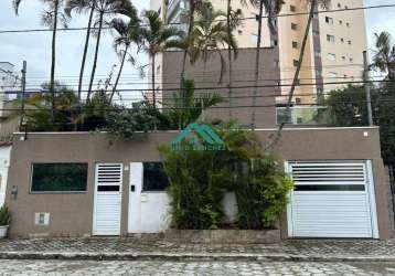 Casa espetacular a 2 quadras da praia com suíte master, jardim e segurança!!