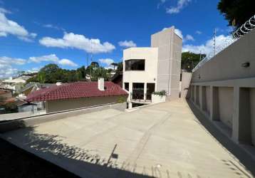 Casa alto padrão sobrado com 3 quartos sendo 1 suíte master, 399m2 construídos, 6 vagas cobertas, espaço gourmet e piscina. aceita permuta