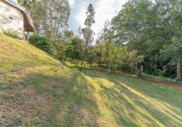 Casa espaçosa com quintal enorme e gramado