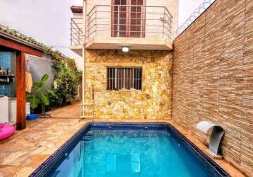 Casa à venda no jardim quaresmeira 3 em suzano/sp: 2 quartos, 2 suítes, piscina e churrasqueira!