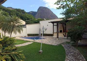 Casa localizada no condomínio fazenda passaredo