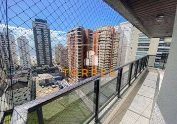 Amplo apartamento com varanda e vista para o mar na praia das astúrias no guarujá, 4 quartos e vaga!