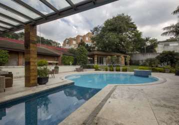 Casa térrea à venda com 4 suítes e piscina no jardim guedala, em rua arborizada