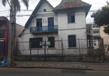 Lindo sobrado com potêncial construtivo