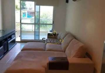 Flat com varanda, 02 qts, suíte e vaga, em camboinhas