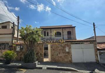 Casa duplex, com varanda, suíte e energia solar