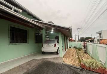 Linda casa à venda no bairro armação, em penha! 1 suíte + 4 quartos, ótimo espaço e localização privilegiada