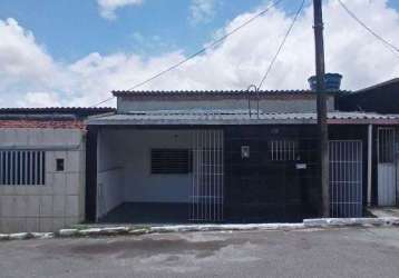 Excelente casa com 3 dormitórios, 2 banheiros, 2 vagas de garagem cobertas para alugar por r$ 900/mês - ibura - recife/pe