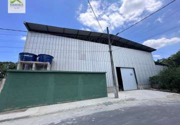 Galpão de pé direito duplo com 432 m²