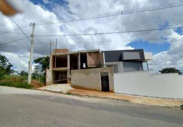 Linda casa de 03 quartos no bairro tiradentes em betim