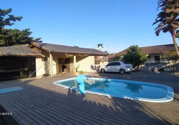 Casa de esquina com piscina para venda no balneário santa clara, itapoá / sc.