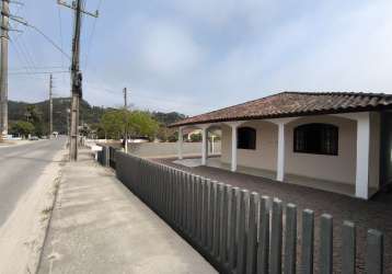 Casa de esquina em avenida comercial no balneário itapoá centro de itapoá-sc.