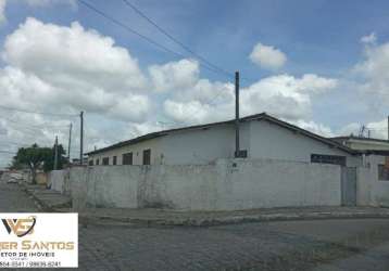 Casa de esquina bem localizada em tibiri