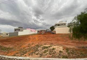 Terreno no condomínio residencial são luiz com 300m² de área total.