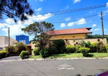 Casa a venda maison blanche valinhos, 3 dormitórios, 4 vagas, amplo jardim e área gourmet, sala com lareira