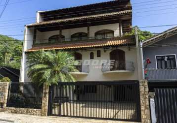 Casa com alto padrão de acabamentos e piscina