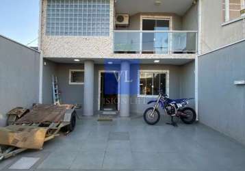 Casa em condomínio com 4 quartos e 192m²