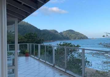 Ubatuba, vermelha do centro - cobertura pé na areia, com vista total para o mar.