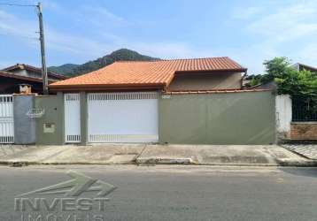 Ubatuba, centro - bela casa bem localizada com 03 dormitórios, terreno de 300 m2.