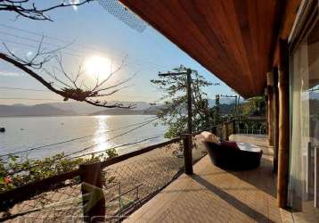 Ubatuba, almada, casa de frente ao mar com, pe na areia.