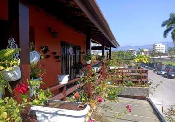 Ubatuba, centro - bela casa de esquina bem localizada com 03 dormitórios.