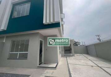 Excelente casa duplex à venda, ideal para quem busca conforto e praticidade. no primeiro pavimento, você encontrará uma sala ampla e iluminada, perfei