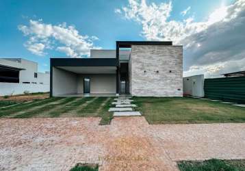 Casa em condomínio de luxo na morada da colina, uberlândia-mg: 3 quartos, 1 suíte, 1 sala e 4 vagas de garagem!