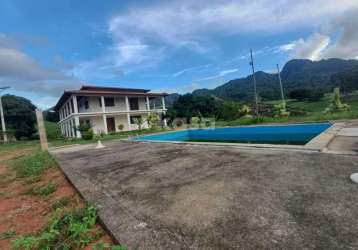 Chácara com 4 quartos, piscina e lagoa em serra sede