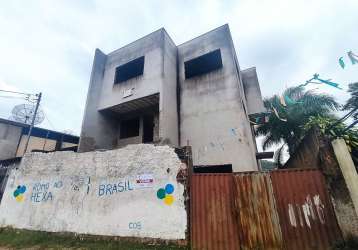 Casa tríplex no bairro caladinho de baixo, em coronel fabriciano!