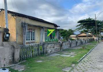 Casa em amplo terreno de esquina, com 1.020 m² de área total, no praião, em barra de são joão.