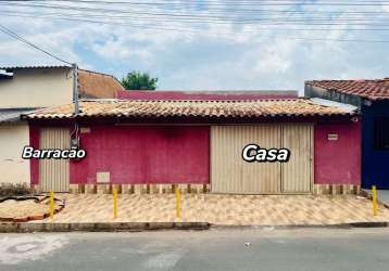 Casa com 3 quantos, 2 banheiras e um barracão no fundo.